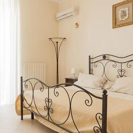 La Maison גרוטליה